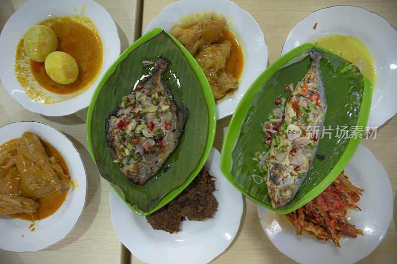 巴东餐厅的Ikan bakar，巴东的传统食物，西苏门答腊岛，印度尼西亚